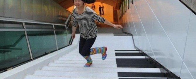 Girl-on-piano-stairs-China-02-560x350