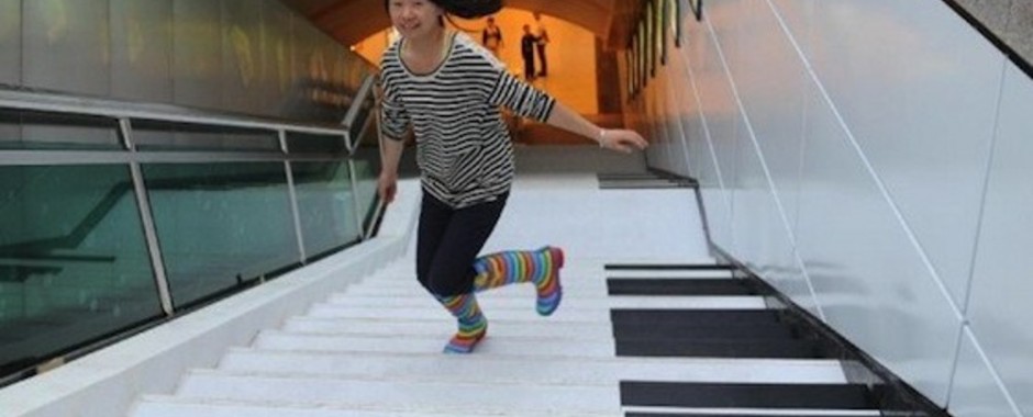 Girl-on-piano-stairs-China-02-560x350